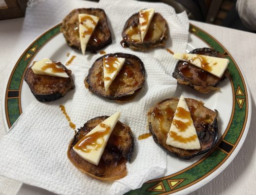 La Pedrera de Cho Camilo - Berenjenas con miel y queso